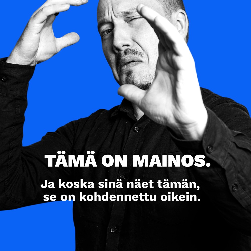 Mustavalkoinen leikattu muotokuva Julkee Bluella